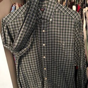 Vineyard Vines slim fit Tucker button down shirt.
